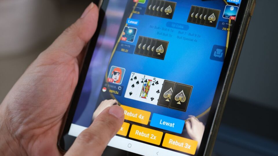 Geldwäsche im Casino: Trio nach 26.000-Dollar-Betrug angeklagt