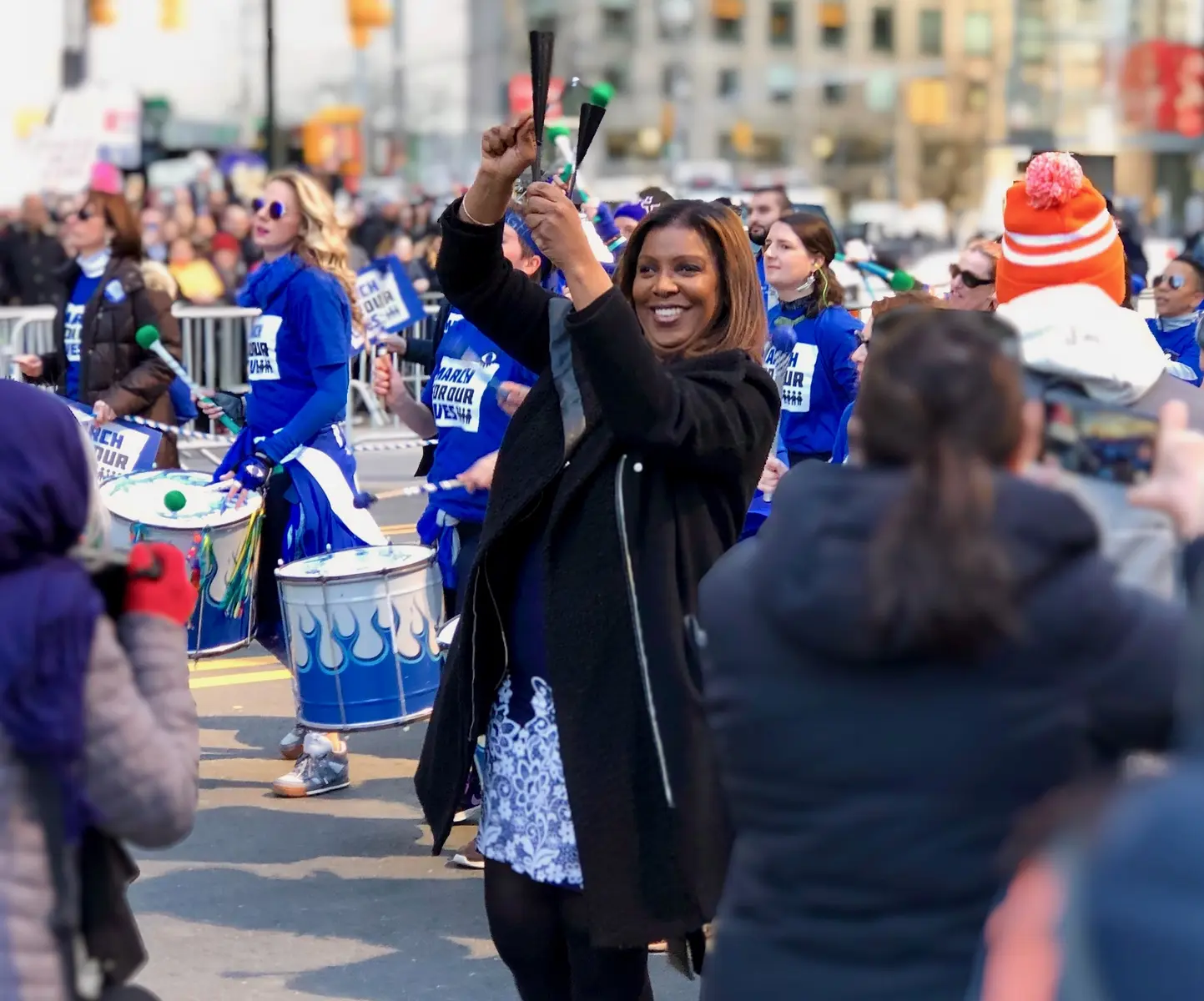 Letitia James lächelt und hält Gegenstände in die Höhe während des March for Our Lives in New York City.