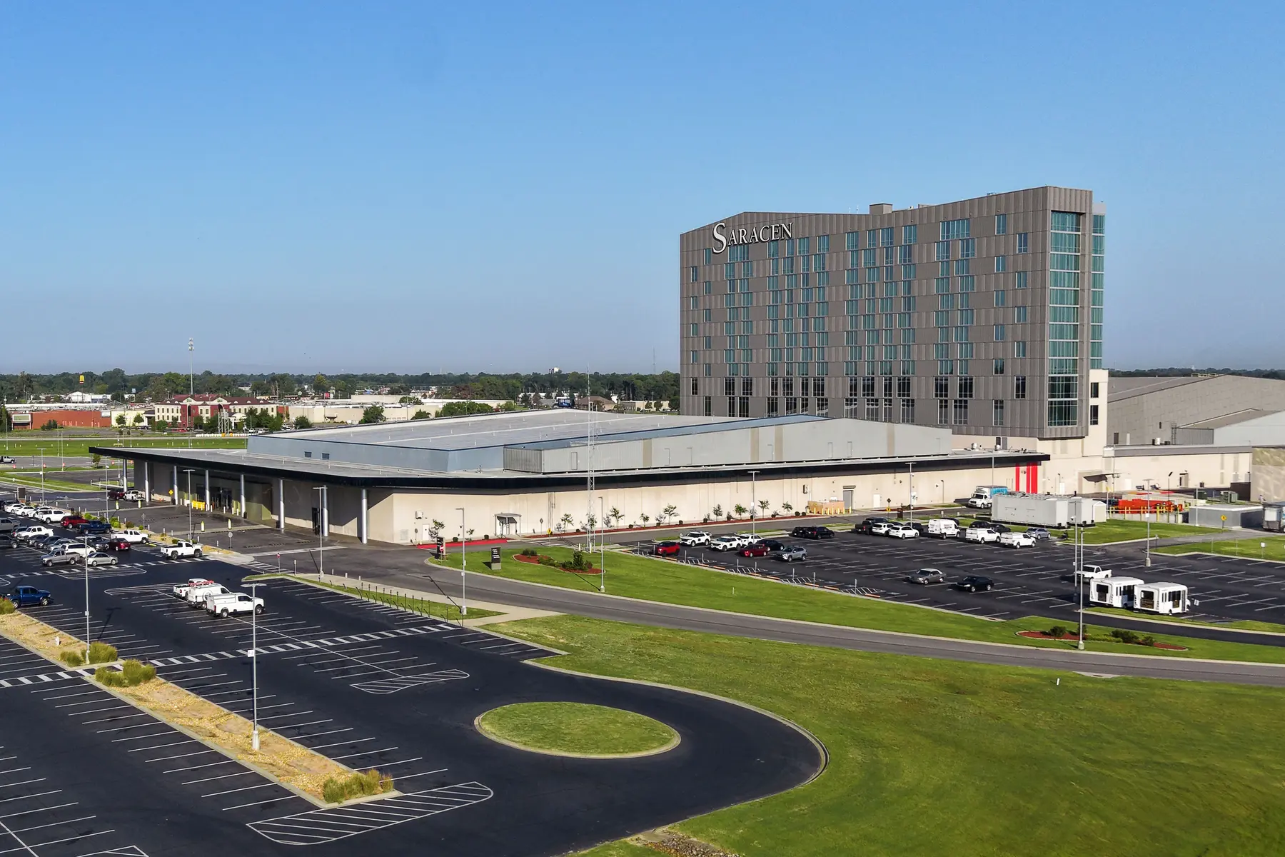 Außenansicht des Saracen Casino Resort mit dem markanten Hotelgebäude und dem Parkplatz in Pine Bluff, Arkansas.