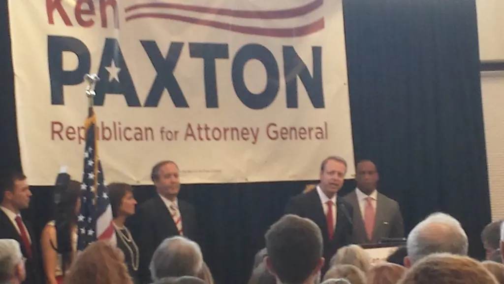 Ken Paxton spricht vor einem Banner bei seiner Ankündigung als Kandidat für das Amt des Generalstaatsanwalts.