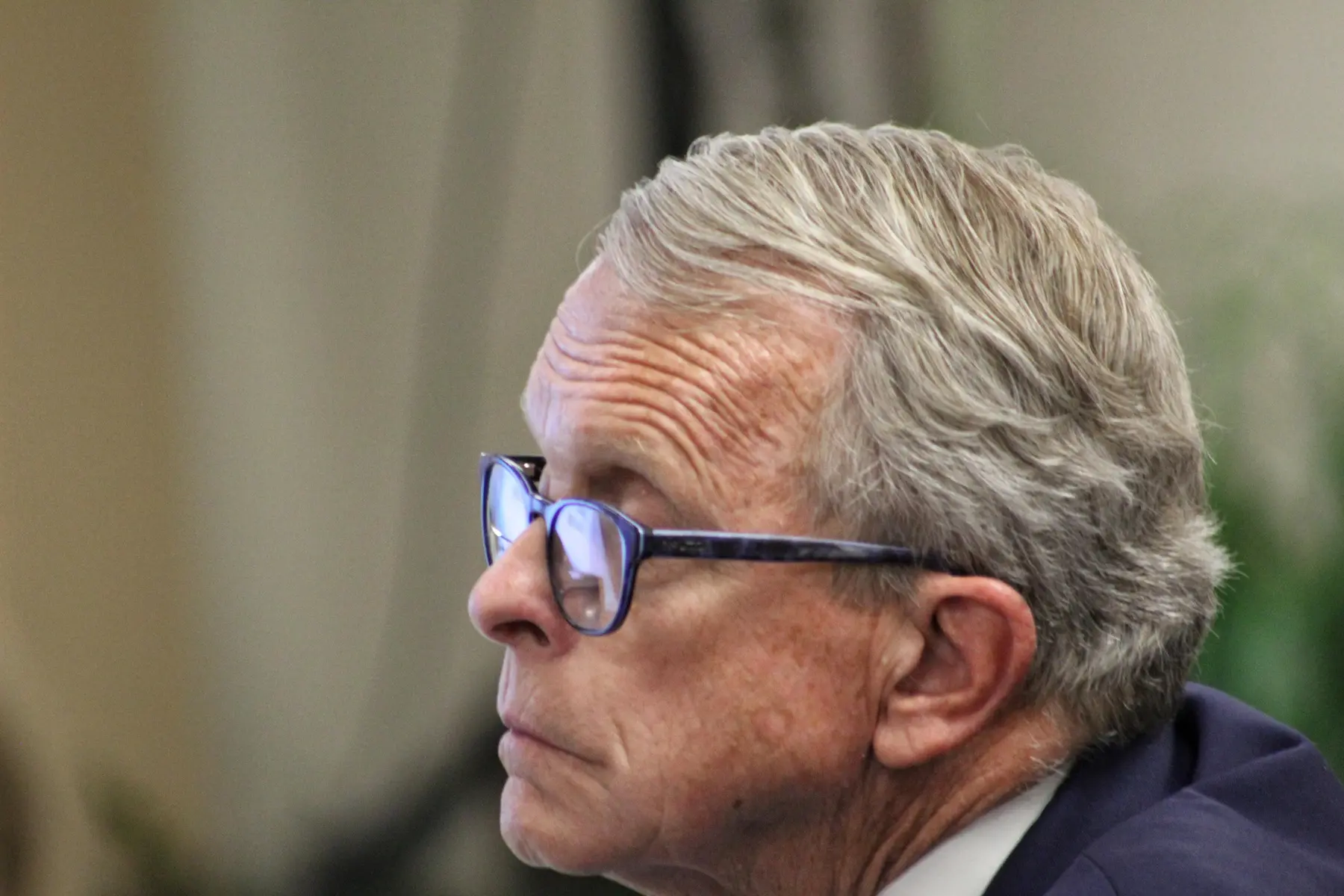 Porträt von Mike DeWine, dem Gouverneur von Ohio, im Profil mit blauen Brillengestellen.
