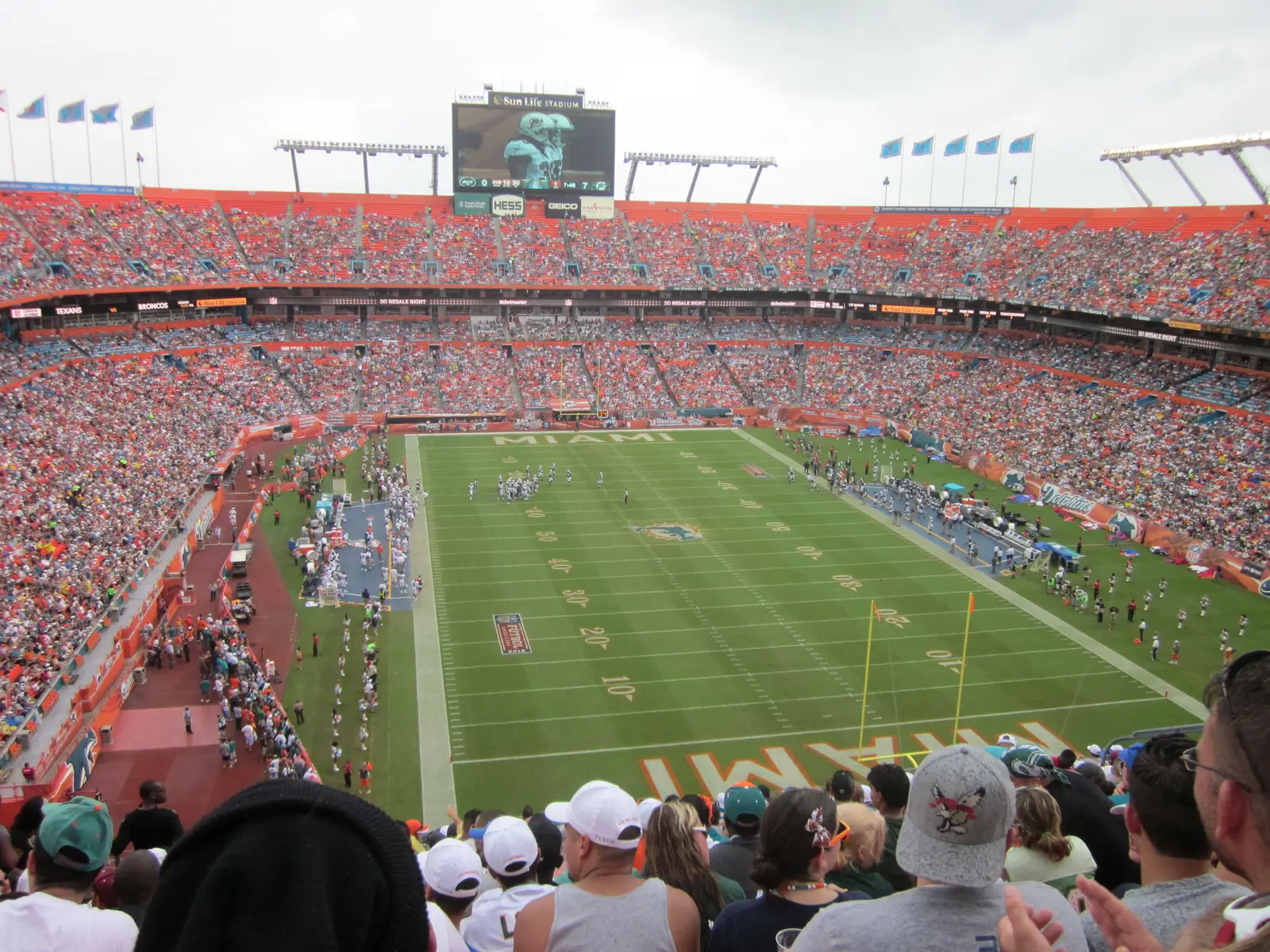 Ein vollbesetztes Sun Life Stadium während eines NFL-Spiels zwischen den New York Jets und den Miami Dolphins.