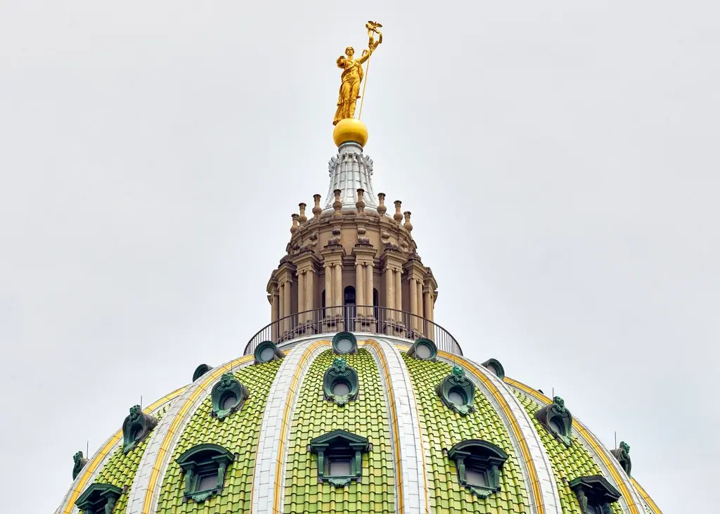 Detail der grünen Kuppel und der goldenen Statue auf dem Pennsylvania State Capitol in Harrisburg