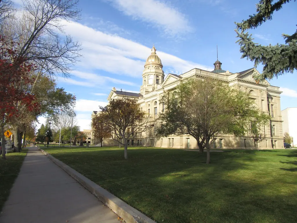 Das Wyoming State Capitol in Cheyenne unter einem leicht bewölkten blauen Himmel.