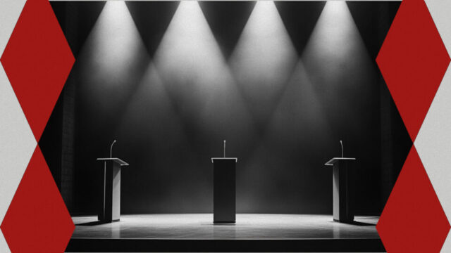 Tres podios vacíos bajo los focos en un escenario oscuro, representando la política electoral estadounidense.