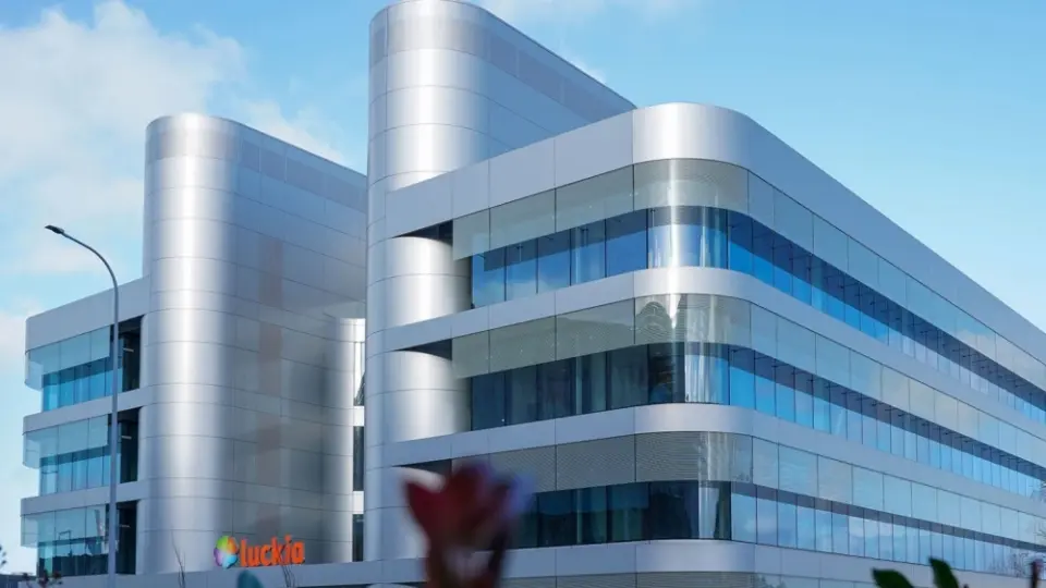 Tvitec instala 3.300 metros de vidrio inteligente en la nueva sede de Luckia en Coruña