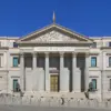 Fachada exterior del edificio del Congreso de los Diputados en Madrid.