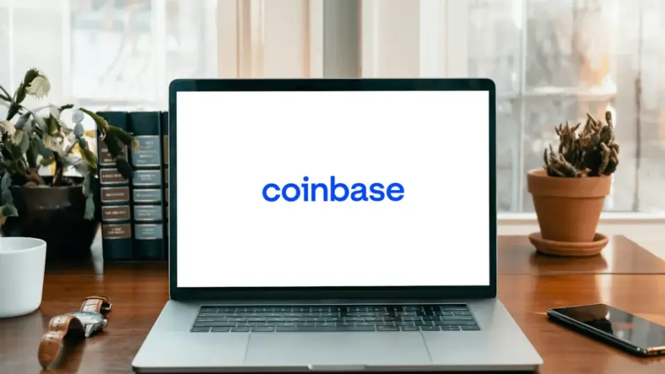 Coinbase mise doublement sur les marchés prédictifs alors que les batailles juridiques et l&rsquo;effervescence autour du Super Bowl battent leur plein