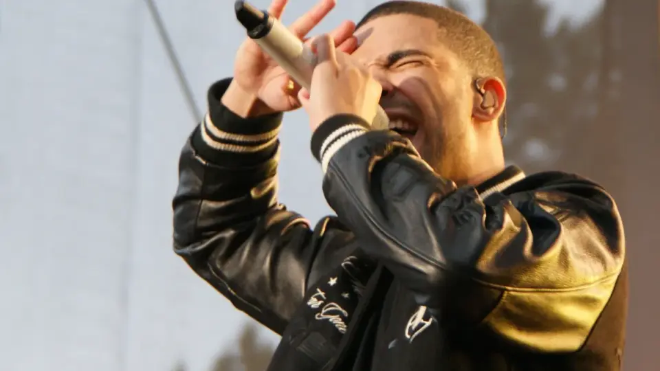 Drake perd un pari d&rsquo;1  000 000$ lors du Super Bowl et approche les 800 000$ de perte cumulée