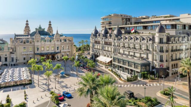 image qui montre le casino monte carlo avec la mer en second plan