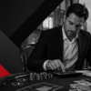 image montre un monsieur en train de calculer ses impôts sur caslculette à une table de jeu de casino avec tour eiffel en fond