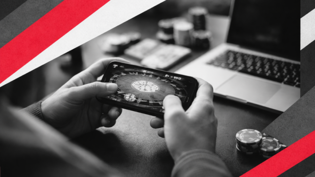laptop en fond et en premier plan personne jouant à la roulette sur son portable, jetons de casino sur la table