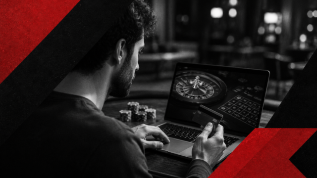 image montrant un joueur en train de payer en ligne avec carte devant son laptop qui présente un jeu de roulette en fond