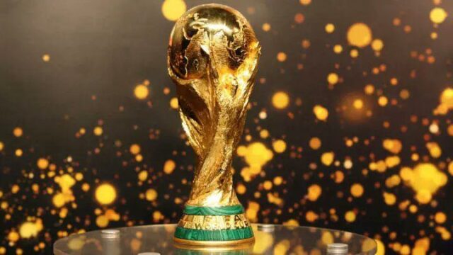 image qui montre trophée de la coupe du monde de foot