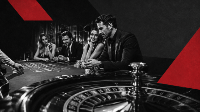 image montre plusieurs personnes en train de sourire et gagner à la roulette, avec roue de la roulette en premier plan