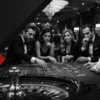 image montre joueurs autour d'une table de roulette et d'un croupier