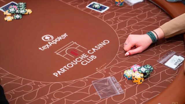 image montrant des mains sur une table de poker avec logo partouche texa poker