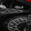 image montrant des joueurs assis, on distingue les bras sur la table, en train de jouer à la roulette américaine