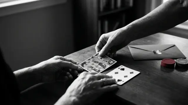 Ticket de blackjack à gratter posé à domicile après un gain exceptionnel conservé par le joueur