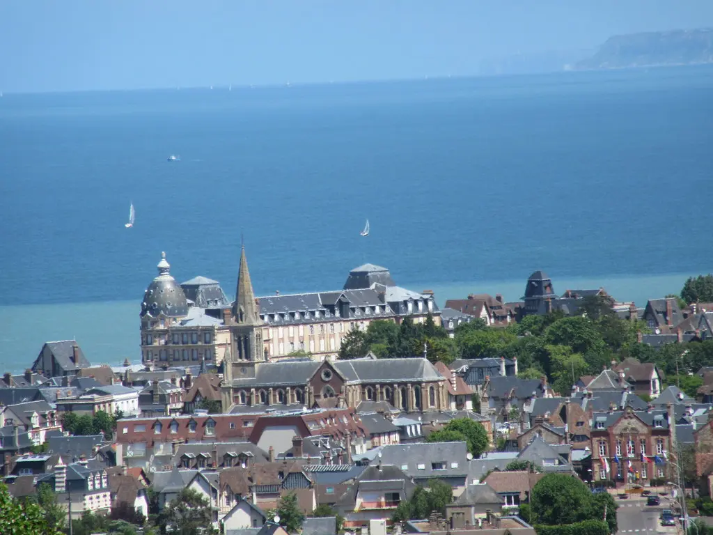 Vue panoramique du casino de Houlgate et des toits de la ville face à la mer.