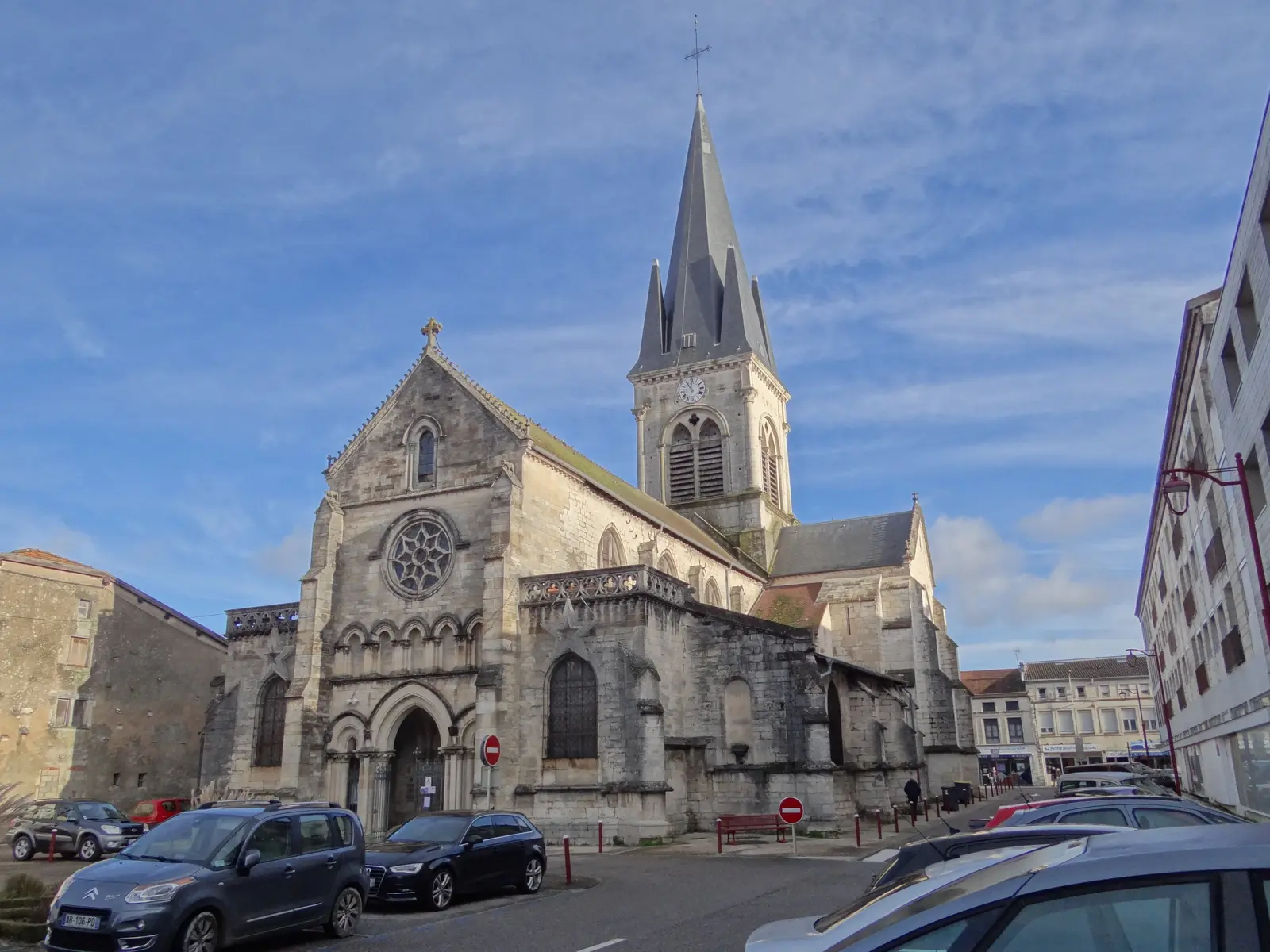 Extérieur de l'église Notre-Dame-des-Vertus à Ligny-en-Barrois.