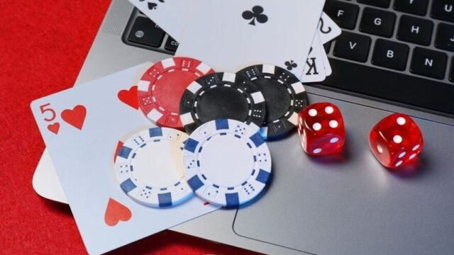 Speelkaarten Casino Chips En Dobbelstenen Op Een Laptop