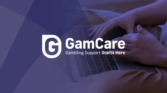Logo van GamCar met op de achtergrond de handen van iemand die een laptop gebruikt.