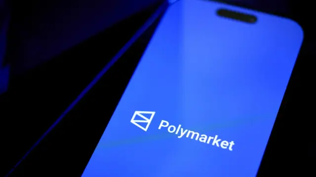 Polymarket logo op mobiele telefoon.