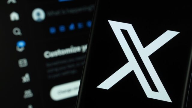 Screenshot van X platform in de achtergrond met het logo van X op de voorgrond.