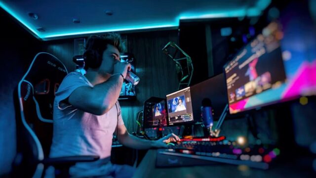 Online streamer achter een PC
