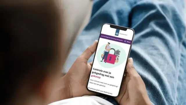 Mobiele telefoon met informatie pagina over Cruks