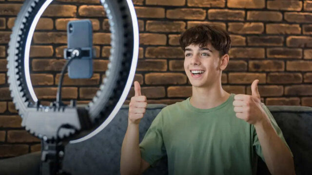 Een influencer films zichzelf