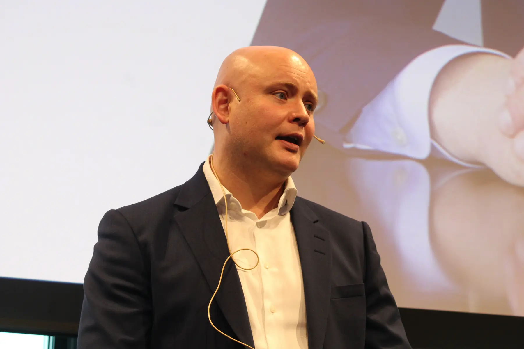 Jakob Engel-Schmidt spreekt tijdens een presentatie