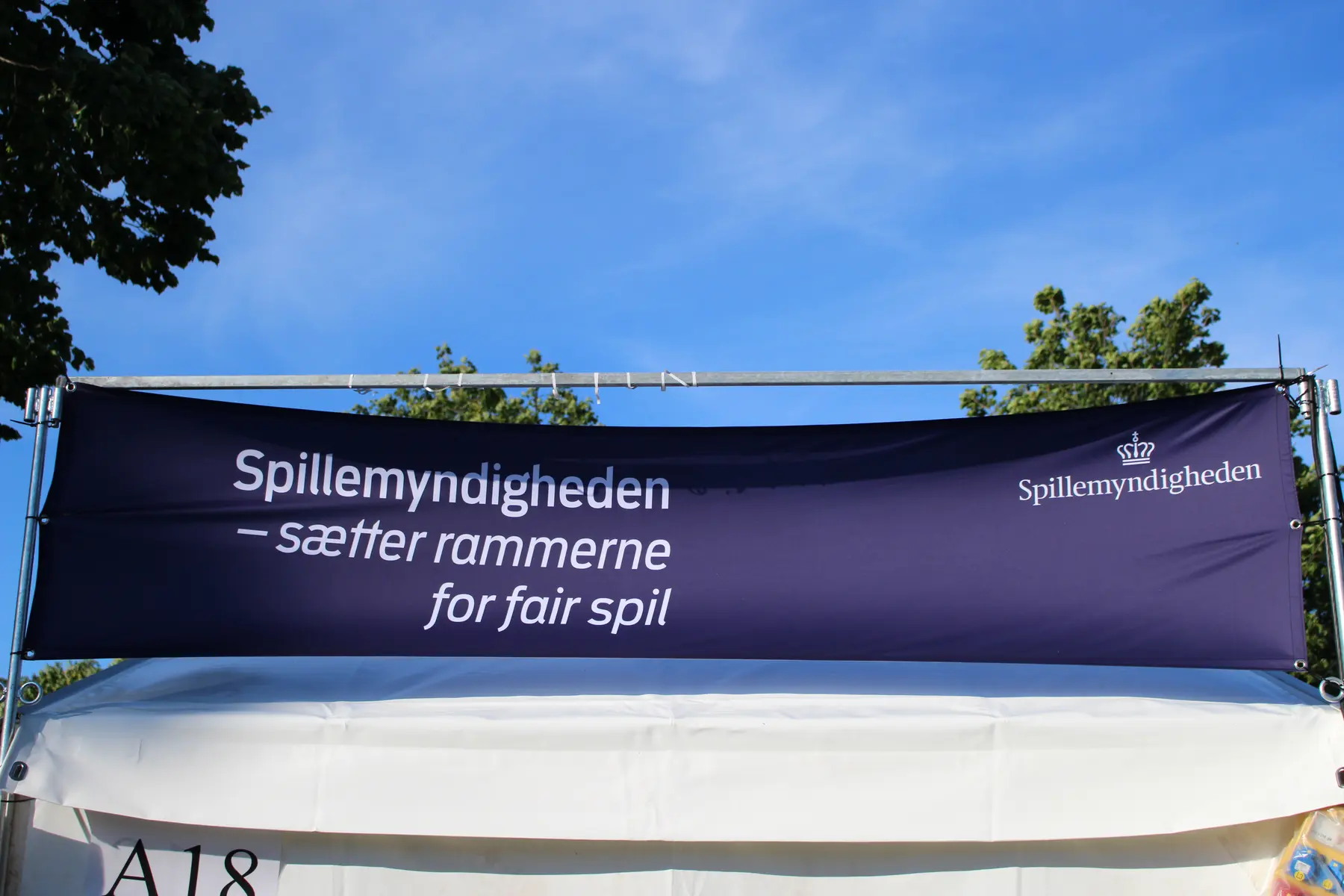 Een donkerblauw spandoek van de Deense kansspelautoriteit Spillemyndigheden.