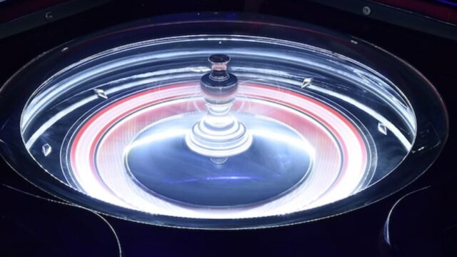 Live roulette hjul med mörk omgivning