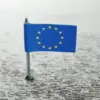 EU-flagga placerad på Europakarta som symboliserar den europeiska spelmarknaden