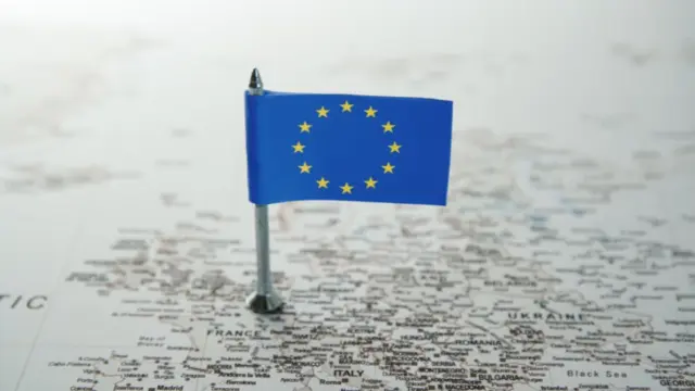 EU-flagga placerad på Europakarta som symboliserar den europeiska spelmarknaden