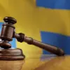 Domarklubba framför svensk flagga som symboliserar Spelinspektionens beslut om spelförbud
