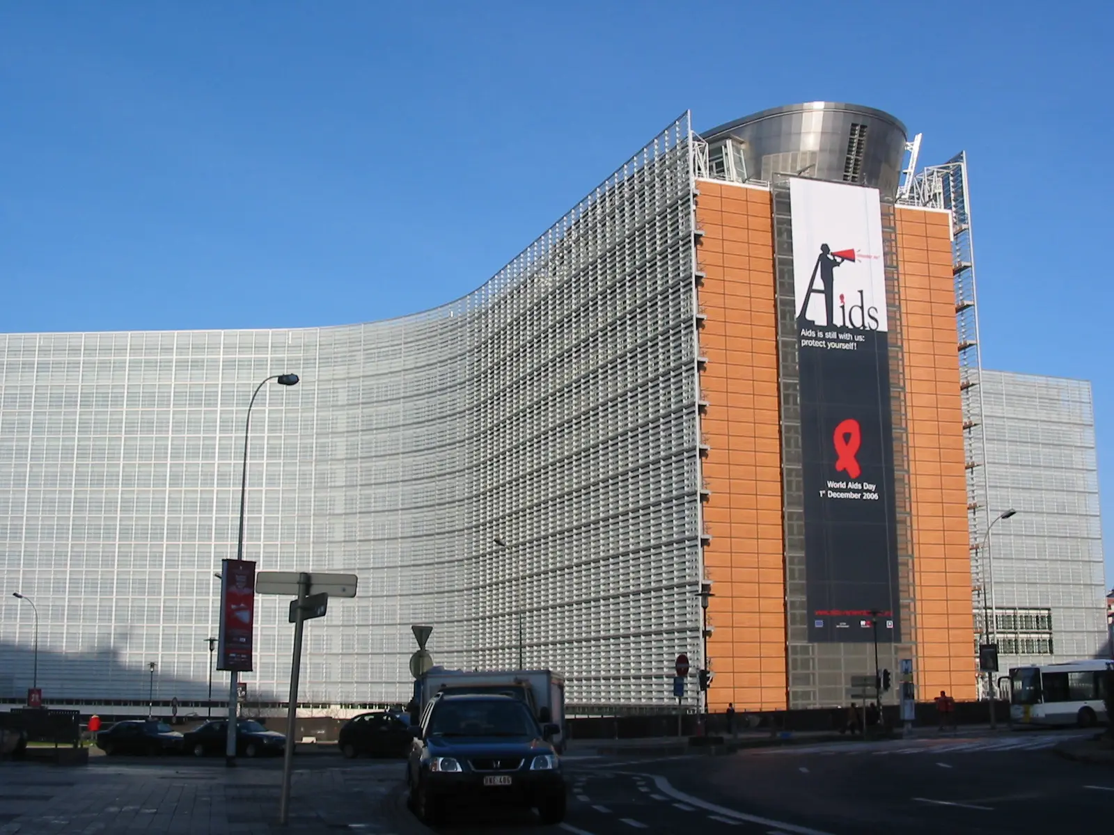 Europeiska kommissionens byggnad i Bryssel med en stor banner för World AIDS Day.