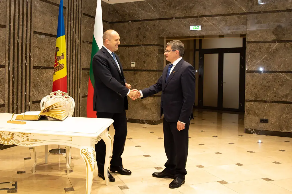 Bulgariens president Rumen Radev skakar hand med Moldaviens parlamentarius Igor Grosu.