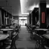 Tomt cardroom i svartvitt som symboliserar planerade Maverick-stängningar och osäker framtid