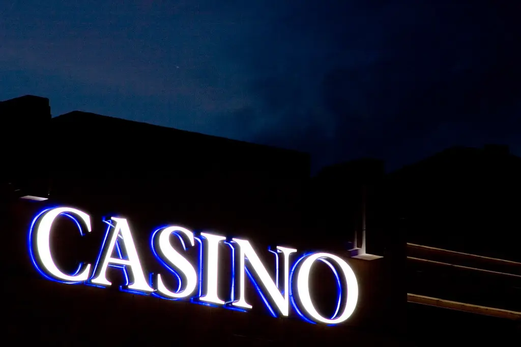 En lysande skylt med texten 'CASINO' på ett Grosvenor Casino i Brighton.