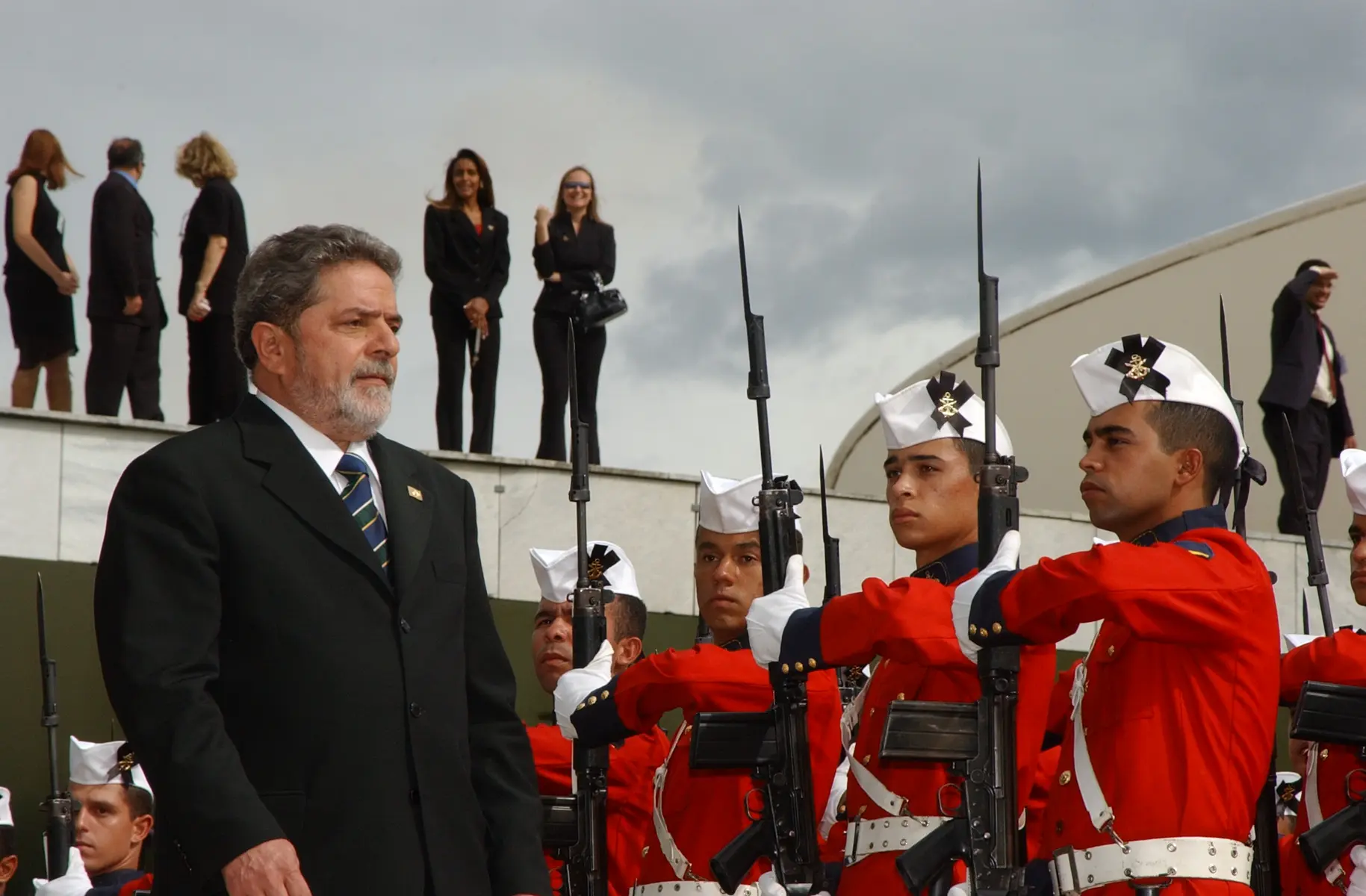 President Luiz Inácio Lula da Silva under ett officiellt evenemang med hedersvakter i röd uniform.