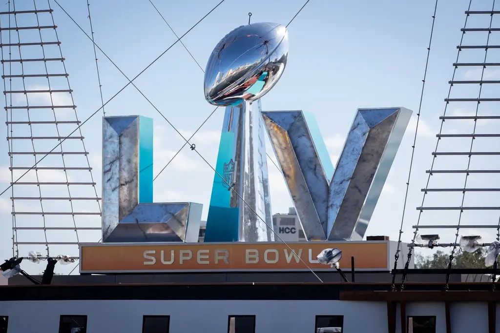 En stor kopia av Vince Lombardi Trophy ovanpå texten Super Bowl LV