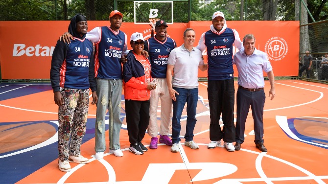 Betano ambassador Giannis Antetokounmpo opens refurbished basketball court in Rio