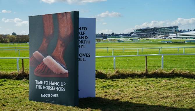 Paddy Power marks Tiger Roll’s retirement by sending 10ft card to Cheltenham Racecourse