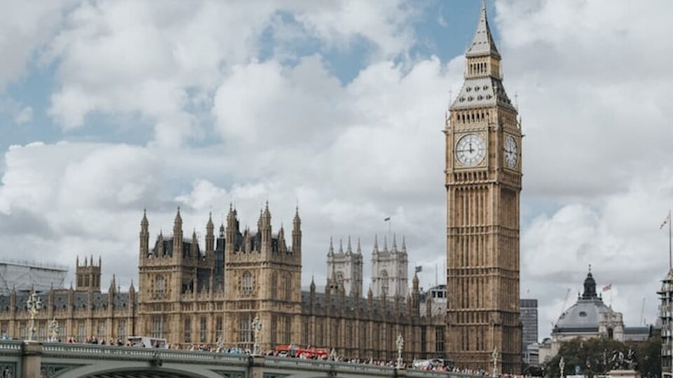 Andrew Rhodes Steps Down as UK Gambling Commission Chief at Pivotal Moment for Industry
