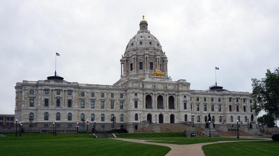 Minnesota Lawmakers Advance Sweeps Casinos, Prediction Market Ban Bills